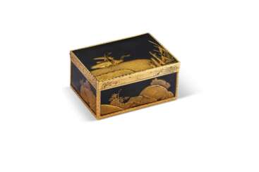 A LOUIS XV GOLD AND JAPANESE LACQUER SNUFF BOX