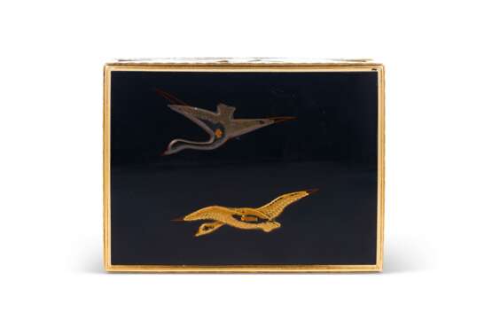 A LOUIS XV GOLD AND JAPANESE LACQUER SNUFF BOX - photo 4