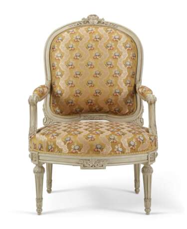 A SET OF FOUR LATE LOUIS XVI WHITE-PAINTED FAUTEUILS - фото 2