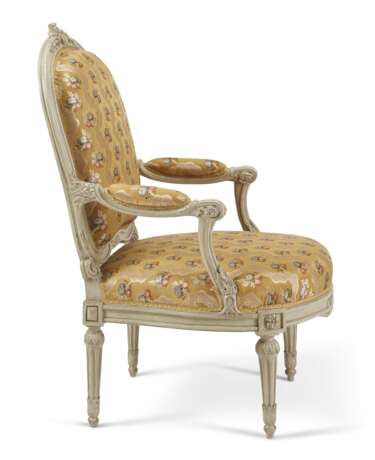 A SET OF FOUR LATE LOUIS XVI WHITE-PAINTED FAUTEUILS - фото 4
