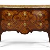 A LOUIS XV ORMOLU-MOUNTED BOIS-SATINE, KINGWOOD, AMARANTH AND BOIS DE BOUT MARQUETRY COMMODE - Foto 1