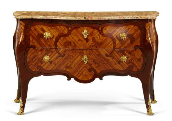 A LOUIS XV ORMOLU-MOUNTED BOIS-SATINE, KINGWOOD, AMARANTH AND BOIS DE BOUT MARQUETRY COMMODE - Foto 1
