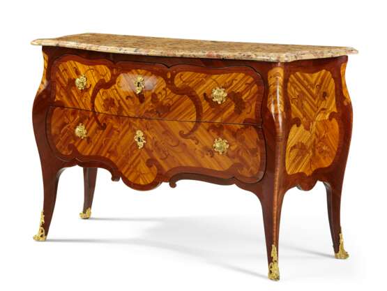 A LOUIS XV ORMOLU-MOUNTED BOIS-SATINE, KINGWOOD, AMARANTH AND BOIS DE BOUT MARQUETRY COMMODE - Foto 2