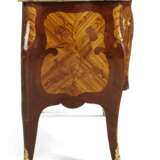 A LOUIS XV ORMOLU-MOUNTED BOIS-SATINE, KINGWOOD, AMARANTH AND BOIS DE BOUT MARQUETRY COMMODE - Foto 3