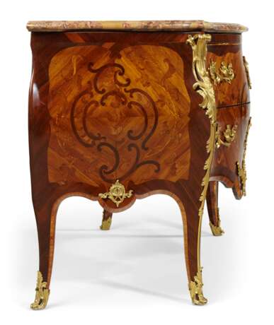 Latz, Jean-Pierre. A LOUIS XV ORMOLU-MOUNTED BOIS SATINE, KINGWOOD, AMARANTH AND MARQUETRY COMMODE - фото 3
