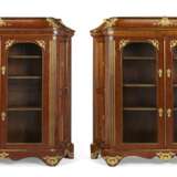 A PAIR OF REGENCE BRASS-INLAID AND ORMOLU-MOUNTED KINGWOOD, TULIPWOOD AND PARQUETRY BIBLIOTHEQUES - фото 1