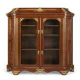 A PAIR OF REGENCE BRASS-INLAID AND ORMOLU-MOUNTED KINGWOOD, TULIPWOOD AND PARQUETRY BIBLIOTHEQUES - Foto 2