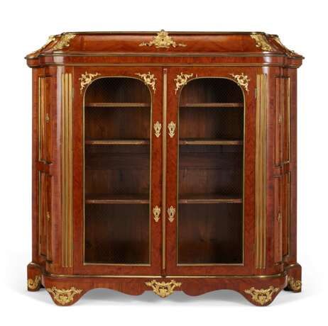 A PAIR OF REGENCE BRASS-INLAID AND ORMOLU-MOUNTED KINGWOOD, TULIPWOOD AND PARQUETRY BIBLIOTHEQUES - photo 2