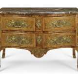 AN EARLY LOUIS XV ORMOLU-MOUNTED BURR ELM, FRUITWOOD AND MARQUETRY COMMODE - фото 1