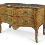 AN EARLY LOUIS XV ORMOLU-MOUNTED BURR ELM, FRUITWOOD AND MARQUETRY COMMODE - photo 2