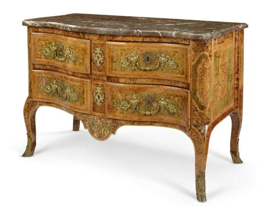 AN EARLY LOUIS XV ORMOLU-MOUNTED BURR ELM, FRUITWOOD AND MARQUETRY COMMODE - фото 2