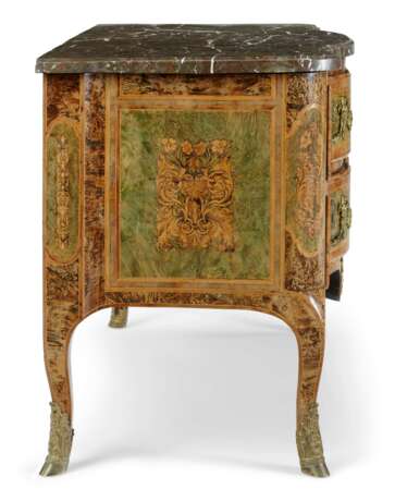 AN EARLY LOUIS XV ORMOLU-MOUNTED BURR ELM, FRUITWOOD AND MARQUETRY COMMODE - Foto 3
