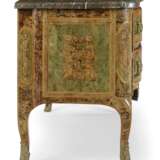 AN EARLY LOUIS XV ORMOLU-MOUNTED BURR ELM, FRUITWOOD AND MARQUETRY COMMODE - фото 3