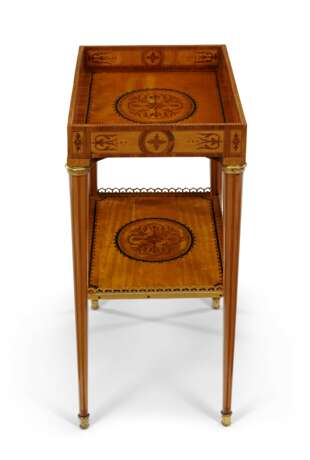 Lacroix, R.. A LOUIS XVI BRASS-MOUNTED KINGWOOD, BOIS SATINE AND PARQUETRY ETAGERE - Foto 4