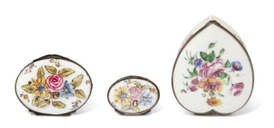 THREE SILVER-MOUNTED MENNECY PORCELAIN SNUFF-BOXES - photo 4