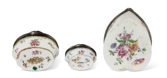 THREE SILVER-MOUNTED MENNECY PORCELAIN SNUFF-BOXES - photo 5