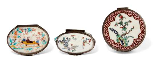 THREE SILVER-MOUNTED FRENCH PORCELAIN SNUFF-BOXES - Foto 3