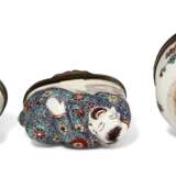 THREE SILVER-MOUNTED FRENCH PORCELAIN SNUFF-BOXES - фото 4