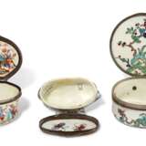 THREE SILVER-MOUNTED FRENCH PORCELAIN SNUFF-BOXES - Foto 5