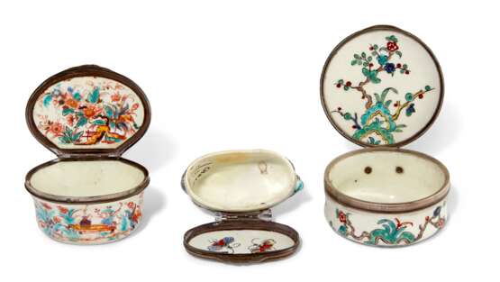 THREE SILVER-MOUNTED FRENCH PORCELAIN SNUFF-BOXES - Foto 5
