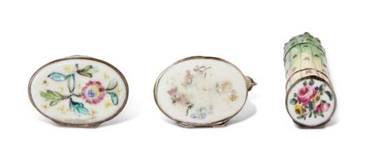 TWO SILVER-MOUNTED MENNECY PORCELAIN SNUFF-BOXES AND AN ETUI - фото 2