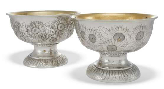 Tiffany & Co.. A NEAR PAIR OF AMERICAN SILVER PUNCH BOWLS - Foto 1