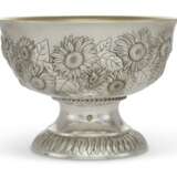 Tiffany & Co.. A NEAR PAIR OF AMERICAN SILVER PUNCH BOWLS - photo 2