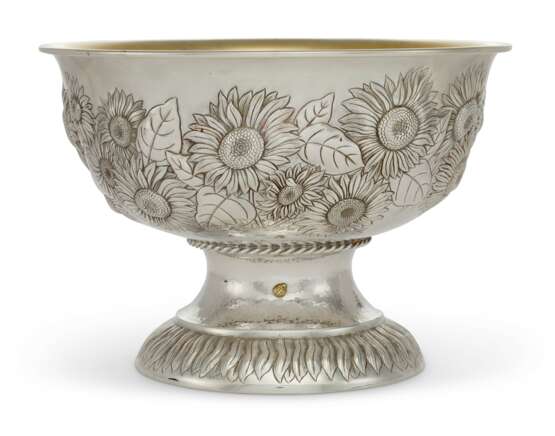 Tiffany & Co.. A NEAR PAIR OF AMERICAN SILVER PUNCH BOWLS - photo 2