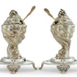 Odiot, Jean-Baptiste-Claude (1. A PAIR OF FRENCH PARCEL-GILT SILVER FIGURAL MUSTARD POTS AND LINERS - Foto 2
