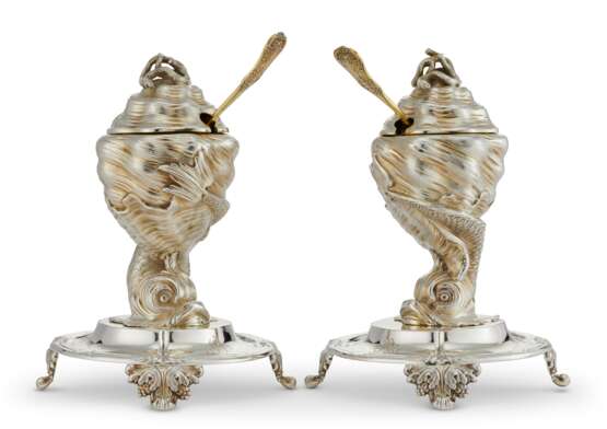 Odiot, Jean-Baptiste-Claude (1. A PAIR OF FRENCH PARCEL-GILT SILVER FIGURAL MUSTARD POTS AND LINERS - Foto 2