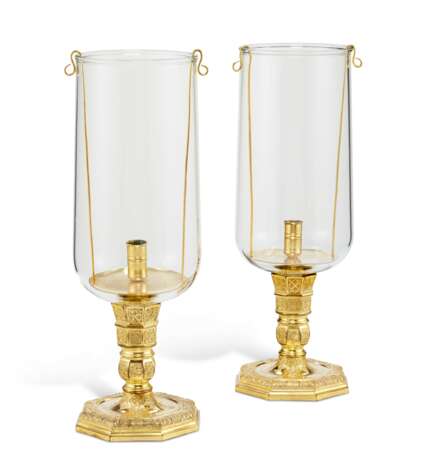 A PAIR OF FRENCH RÉGENCE-STYLE ORMOLU PHOTOPHORES - Foto 2