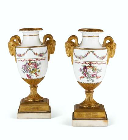 A PAIR OF LATE LOUIS XVI ORMOLU-MOUNTED LOCRE PORCELAIN VASES - фото 2