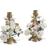 A PAIR OF FRENCH ORMOLU, MEISSEN AND FRENCH PORCELAIN CANDLESTICKS - Foto 3