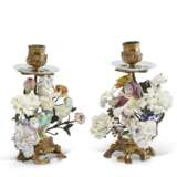A PAIR OF FRENCH ORMOLU, MEISSEN AND FRENCH PORCELAIN CANDLESTICKS - Foto 4