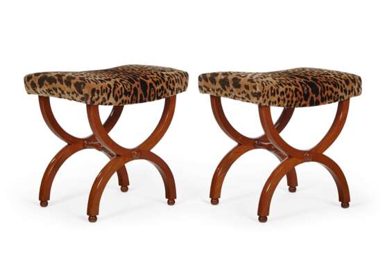 A PAIR OF FRENCH MAHOGANY X-FORM TABOURETS - фото 1
