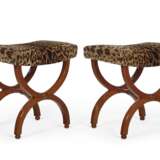 A PAIR OF FRENCH MAHOGANY X-FORM TABOURETS - Foto 1