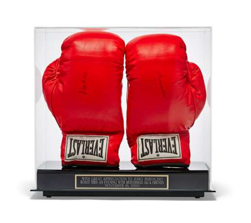 A PAIR OF BOXING GLOVES AUTOGRAPHED BY MUHAMMAD ALI - фото 1