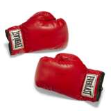 A PAIR OF BOXING GLOVES AUTOGRAPHED BY MUHAMMAD ALI - фото 2