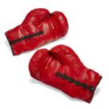 A PAIR OF BOXING GLOVES AUTOGRAPHED BY MUHAMMAD ALI - фото 3