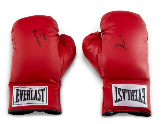 A PAIR OF BOXING GLOVES AUTOGRAPHED BY MUHAMMAD ALI - photo 2