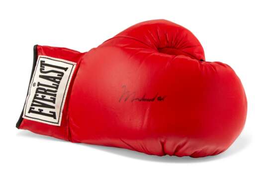 A BOXING GLOVE AUTOGRAPHED BY MUHAMMAD ALI - фото 1