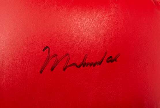 A BOXING GLOVE AUTOGRAPHED BY MUHAMMAD ALI - photo 2