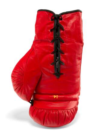 A BOXING GLOVE AUTOGRAPHED BY MUHAMMAD ALI - Foto 4