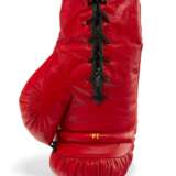 A BOXING GLOVE AUTOGRAPHED BY MUHAMMAD ALI - Foto 4