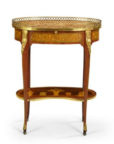 A LATE LOUIS XV ORMOLU-MOUNTED TULIPWOOD AND MARQUETRY TABLE A ECRIRE - Foto 1