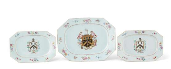 THREE CHINESE EXPORT FAMILLE ROSE ARMORIAL OCTAGONAL PLATTERS - photo 2