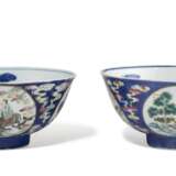 A PAIR OF CHINESE SGRAFFITO-GROUND FAMILLE ROSE AND UNDERGLAZE BLUE BOWLS - Foto 1