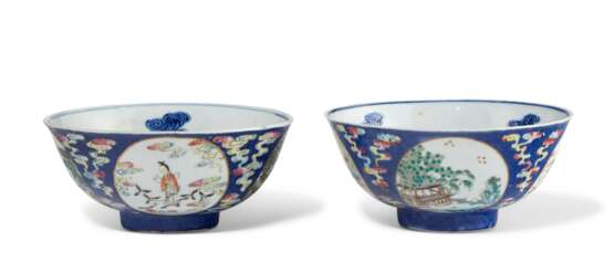 A PAIR OF CHINESE SGRAFFITO-GROUND FAMILLE ROSE AND UNDERGLAZE BLUE BOWLS - фото 2