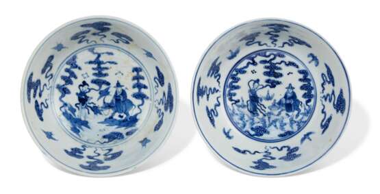 A PAIR OF CHINESE SGRAFFITO-GROUND FAMILLE ROSE AND UNDERGLAZE BLUE BOWLS - Foto 3