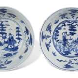 A PAIR OF CHINESE SGRAFFITO-GROUND FAMILLE ROSE AND UNDERGLAZE BLUE BOWLS - фото 3